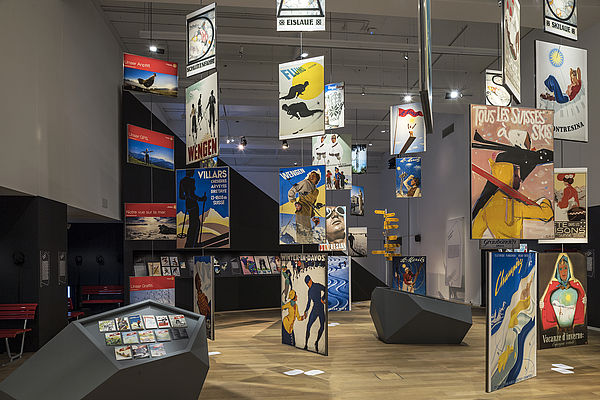 Exposição de pôsteres comemora 100 anos do Turismo na Suíça